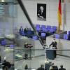 Frankreichs Präsident Emmanuel Macron spricht beim Trauerstaatsakt für Wolfgang Schäuble im Plenarsaal des Bundestags.