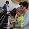Der Sendener Stadtrat schätzt das Angebot der städtischen Musikschule. Auf unserem Foto, das bei einem Tag der offenen Tür entstanden ist, probiert Klavierlehrerin Inna Tashkalova mit Kindern das Klavierspielen aus. 