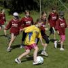 Eine Gelbe gegen so viele Rote, das ist doch ungerecht. Stimmt. Aber dieses Bild gibt nur eine spannende Momentaufnahme eines Fußballspiels der Grundschule auf dem Gelände des ASV Hiltenfingen wieder.  
