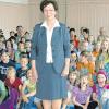 Im Kreise ihrer Schüler: Lehrerin Heidrun Schmid, die nach 40 Jahren an der Grundschule Thalfingen in den Ruhestand verabschiedet wurde.  
