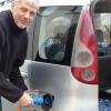 Michael Wagner aus Günzburg „betankt“ sein Elektroauto mit Energie aus der Steckdose. 