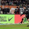 Chicharito (l) erzielt den Treffer zum 3:1 für Bayer Leverkusen.