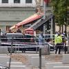 Zwei Polizisten stehen in der Exhibition Road in London in der Nähe des Unfallorts, nachdem dort Menschen von einem Auto angefahren und verletzt wurden.