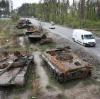 Das Dorf Dmytriwka nahe Kiew: Autos fahren an zerstörten russischen Panzern vorbei. 