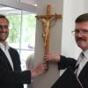 Die beiden Pfarrer Thomas Brom (links) und Michael Granzin segneten das Gebäude und brachten als Geschenk ein holzgeschnitztes Kreuz mit.