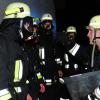 2. Kommandant Manuel Müller (rechts) von der Feuerwehr Bertoldsheim weist als Übungsleiter die Atemschutzträger in ihre Aufgabe ein. 
