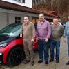 Die Schafkopfgewinner stellen sich mit KSV-Vorsitzenden Ewald Heindl (rechts) zum Erinnerungsbild: (von links) Elektroauto-Wochenendgewinner Gerhard Drutschmann, Willi Kubasta und Uwe Thimm. 	