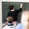 Lehrer, die jetzt schon in Bayern unterrichten, sollen die Lücken im Unterricht durch Mehrarbeit schließen. 