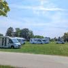 Gerade im Sommer stehen viele Wohnmobile auf den Wiesen am Friedberger See.