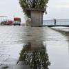 Steigt der Wasserspiegel des Ammersees noch weiter an? Am Dienstag hatte sich unter der Bahnbrücke über den Mühlbach bereits eine kleine Wasserlache gebildet.