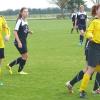 Spielführerin Natalie Faas (links) und Carolin Koukol, im Mittelfeld viel beschäftigt, behaupten hier den Ball. 
