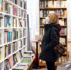 Wir bieten Orientierung vor den Buchregalen, die trotz des Ausfalls der Leipziger Buchmesse im Frühling 2022 freilich voll sind.