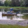 Ein Amphibienfahrzeug reinigte den Badeweiher im Norden Pfaffenhausens.