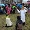 Bei der Waldweihnacht in Scheuring spielten Kommunionkinder die Geburt Jesu nach. 	