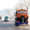 Im Weißenhorner Stadtteil Biberachzell ist eine Frau mit ihrem Auto auf glatter Fahrbahn ins Schleudern geraten.  