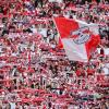 Leipzigs Fans halten ihre Schals in die Höhe. Die Deutsche Fußball Liga hat Rekord-Ticketzahlen veröffentlicht.