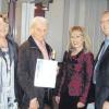 VdK-Ortsvorsitzende Gerda Baiker überreichte Richard Dallabrida eine Urkunde für 60-jährige Mitgliedschaft. Mit ihm freuten sich Kreisvorsitzende Hildegard Rabus und Bürgermeister Kurt Baiker. 