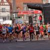 Beste Bedingungen hatten die Starterinnen und Starter am vergangenen Sonntag, als nach zwei Jahren Pause wieder der Oettinger Stadtlauf stattfinden konnte. Im Bild: der Start am Oettinger Marktplatz.