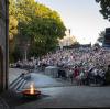 Eine laue Sommernacht, ein fetziges Musical und gut gelaunte, sommerlich gekleidete Freilichtbühnenbesucher bei der Premiere.  	