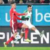 Düsseldorfs Aymen Barkok kämpft gegen FCA-Spieler Iago um den Ball.