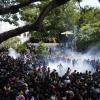 Am Mittwoch setzten Polizisten Tränengas gegen Demonstranten in der de facto Hauptstadt Colombo ein. 