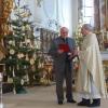 Pfarrer Endres überreichte Kirchenchorleiter eine Urkunde zum 50-jährigen Dienstjubiläum als Kirchenchorleiter. 