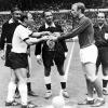 Das Finale der WM 1966: Seeler tauscht mit Englands Kapitän Bobby Moore die Wimpel aus. Die WM sollte Seeler nie gewinnen.