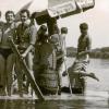 „Riverboat-Shuffle“ auf der Donau von Donauwörth nach Neuburg im Jahr 1964. Von 1962 bis 1964 fuhren Musiker des Jazzclubs auf einem selbst gebauten Floß die Donau hinunter. Danach ging es zum Tanz ins Kolpinghaus.