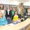 Sie kann sich sehen lassen: Die neue Bibliothek in der Thannhauser Realschule mit (von links) den Bibliothekarinnen Annalena Frey, Tabita Camenzuli, Marina Vogele, Alexandra Ehrlein und Emilia Schab, die dreimal die Woche ihre große Pause für die Betreuung der Ausleihe opfern, sowie Wolfgang Werz, der für die Bibliothek verantwortlich ist. 