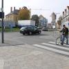 So geht es richtig: Beim Fußgängerüberweg am Kreisverkehr vor der Wemdinger Unterführung müssen Radfahrer absteigen. 