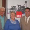 Hella Zogler ist schon seit 25 Jahre Mitglied der Gablinger SPD. Walter Trettwer (links) und Herbert Woerlein gratulierten.