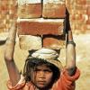 Sie schuften jeden Tag viele Stunden. Manche schleppen Steine, andere knüpfen Teppiche. Kinderarbeit gehört in vielen armen Ländern zum Alltag.  