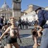 Femen-Aktivistinnen protestierten mit dem Slogan "Pope is not a politician" gegen den geplanten Besuch von Papst Franziskus im Europaparlament.