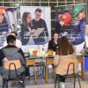 Schüler und Eltern informieren sich bei der Lehrstellenbörse in Königsbrunn bei den Firmen über die Ausbildungsmöglichkeiten. 	