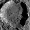 Die Sonde "Dawn" hat auf dem Zwerplaneten Ceres den Krater Kupalo fotografiert. Die hellen Flecken sind Salzablagerungen, die aus unterirdischem Eis freigesetzt wurden.