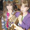 Die Zwillinge Lea und Selina Lindner versuchten sich beim Vorspielabend des Musikvereins Reichling an der Trompete. 