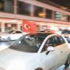 Nach dem Sieg ihrer Mannschaft feiern türkische Fans den Erfolg unweit des Kudamms.