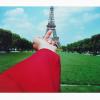 Zum Markenzeichen ist diese Geste im Werk des chinesischen Künstlers Ai Weiwei geworden, hier in „Study_of_perspective – Eiffel Tower“. 