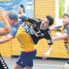 Auf eine starke Abwehr müssen sich die Friedberger Handballer Harald Feuchtmann (mitte, schwarzes Trikot) und Panagiotis Erifopoulos (links) einstellen, wenn es heute Abend gegen Neuhausen/Filder geht.