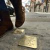 Am Donnerstag wird der Künstler Gunter Demnig zwölf genehmigte Stolpersteine für NS-Opfer auf öffentlichen Straßen und Plätzen in Augsburg verlegen. 