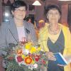 Heimatvereins-Vorsitzende Gerda Knapp (links) bedankt sich mit einem Blumenstrauß bei Irma Krauß für die Autorenlesung. 