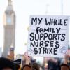 Mitglieder des Royal College of Nursing streiken vor dem Krankenhaus St. Thomas in London.