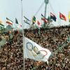 Die olympische Fahne hängt auf halbmast während der Trauerfeier im Münchner Olympiastadion für die Opfer des palästinensischen Terroranschlages auf die israelische Olympia-Mannschaft. Nach dem tragischen Ereignis gab es eine große Trauerfeier in einem Sportstadion. 