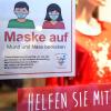 An Geschäften wird auf die Maskenpflicht hingewiesen. Daran hält sich nicht jeder. 	