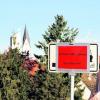 Rote Schilder warnen vor der für Pferde und Esel ansteckenden Blutarmut bei Wulfertshausen. Foto: scha