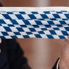 Sogar beim Mundschutz geht der Freistaat Bayern eigene Wege: Ministerpräsident Markus Söder präsentierte am Donnerstag ganz stilecht eine Maske mit weiß-blauen Rauten.