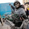Ein Demonstrant mit Totenkopf-Maske protestiert am Rande der Münchner Sicherheitskonferenz 2023 symbolisch gegen die Kriege auf dieser Welt. 