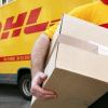 Paketzusteller von DHL sparen sich mitunter das Treppensteigen. Statt zu klingeln, werfen sie nur eine Benachrichtigung ein. So lautet der Vorwurf von Verbraucherschützern.  