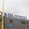 FCA-Arena. Neuer Schriftzug des Hauptsponsors SGL Carbon wird an der Außenwand des FCA-Stadions angebracht.