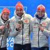 Benedikt Doll (v.l.), Arnd Peiffer, Philipp Horn und Erik Lesser aus Deutschland freuen sich über Bronze. In Nove Mesto hoffen die Deutschen wieder auf eine Medaille.